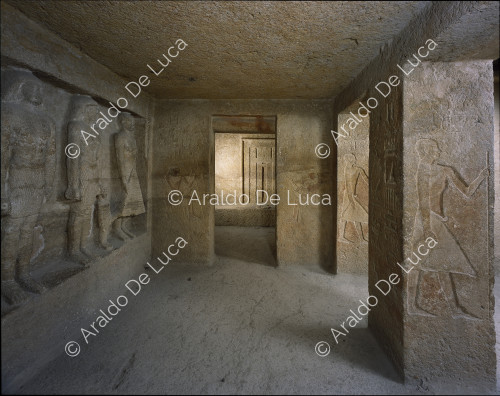 Innere Kammer und Statuen der Familie Qar
