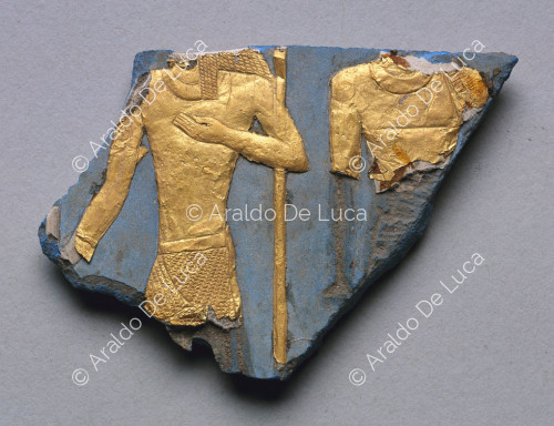 Fragmento de una placa en relieve con pan de oro