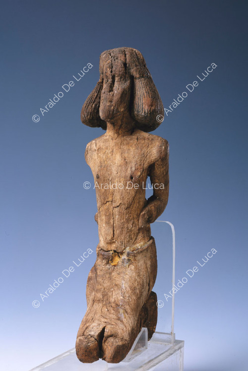Estatua de madera que representa un prisionero asiático en su Kees
