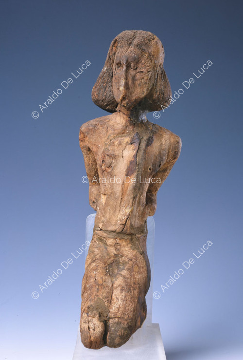 Estatua de madera que representa un prisionero asiático en su Kees