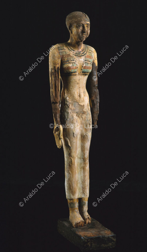 Estatua de madera pintada que representa a Hedjetnebu