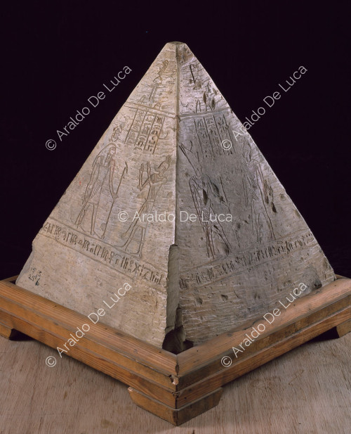 Piramide funebre