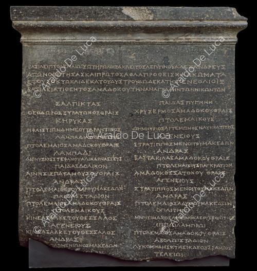 Estela con inscripción griega