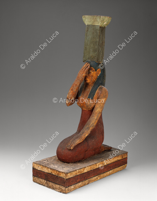 Estatuilla de madera de Nefertis