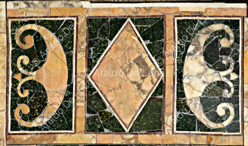 Recuadro con formas geométricas y florales estilizados - Opus Sectile de Porta Marina, particular