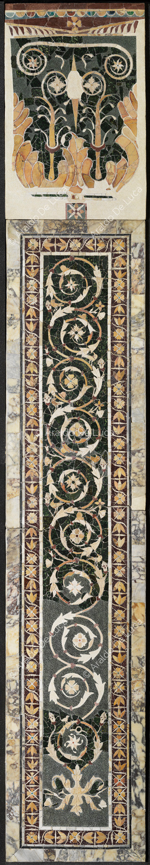 Lesena con tralcio floreale e bordo a fiori di loto - Opus Sectile di Porta Marina, particolare