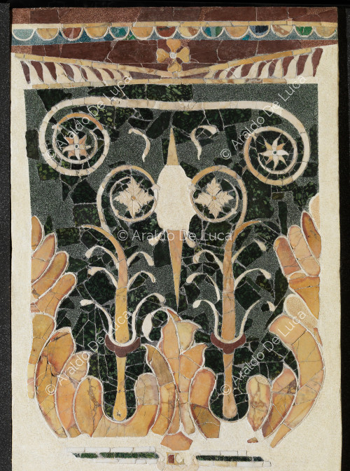 Capitel de la pilastra con decoraciones florales - Opus Sectile de Porta Marina, particular