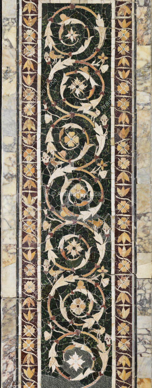 Lesena con tralcio floreale e bordo a fiori di loto, Opus Sectile di Porta Marina, particolare