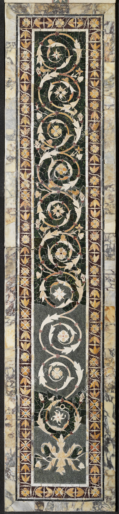 Lesena con tralcio floreale e bordo a fiori di loto - Opus Sectile di Porta Marina, particolare