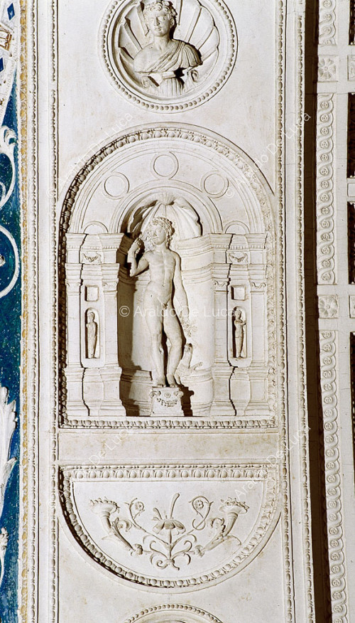 Loggia decoration with aedicule and statuette