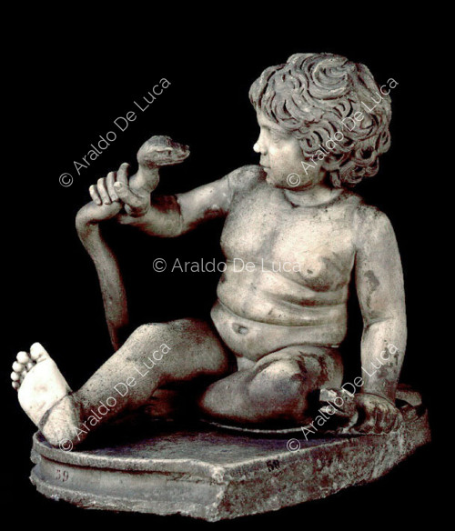 Estatua de Hércules de niño ahogando serpientes