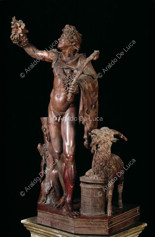 Statue eines betrunkenen Fauns in antikem Rot