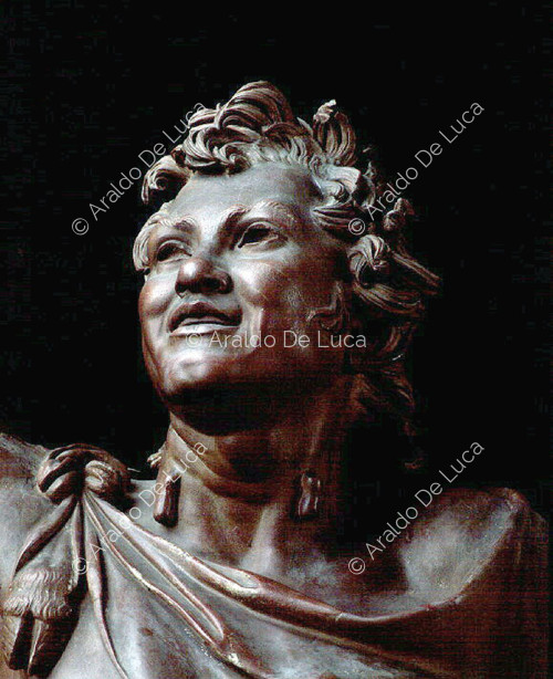 Estatua de Fauno borracho en rojo antiguo. Detalle de la cara
