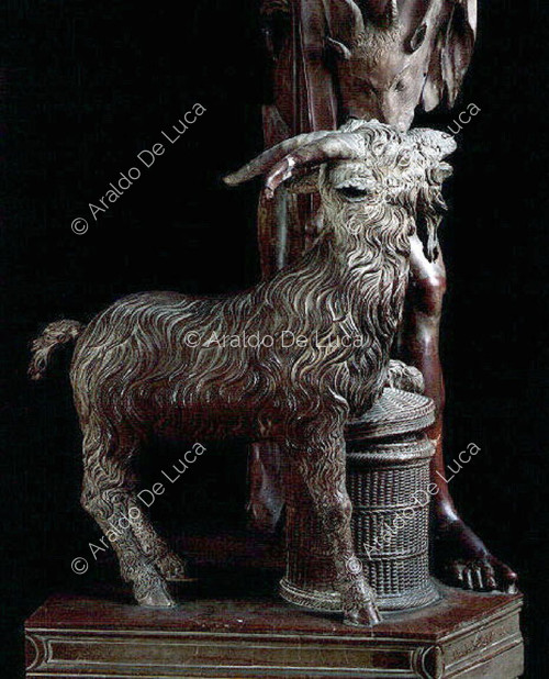 Estatua de Fauno borracho en rojo antiguo. Detalle con cabra