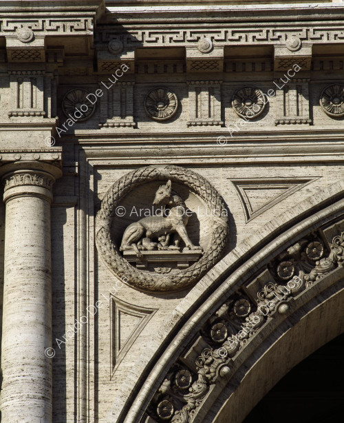 Guirlande avec la louve allaitant Romulus et Remus - Palais de justice, détail