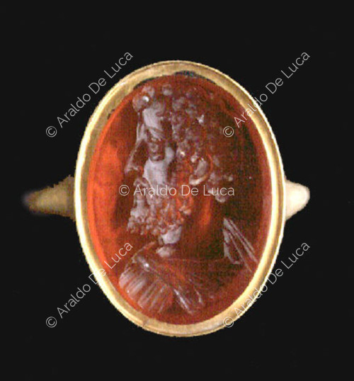 Ring with armoured Commodus bust in profile