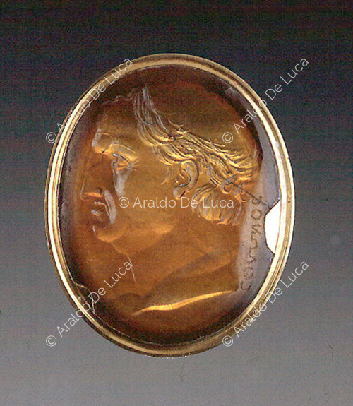 Ring with profile of a male head