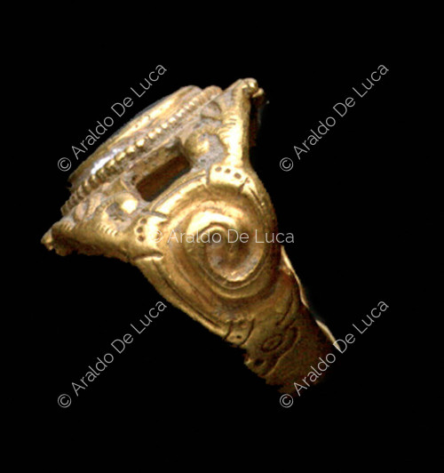 Ring with emblems of Minerva
