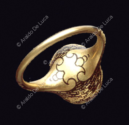 Ring with animals arranged around an eye. Detail