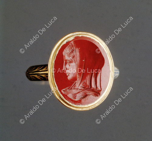 Ring with veiled female head