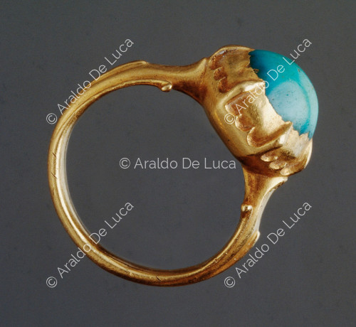 Ring with 'cabochon' turquoise