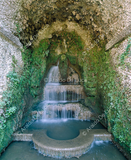 Fontaine rustique à la fontaine de la Sibylle