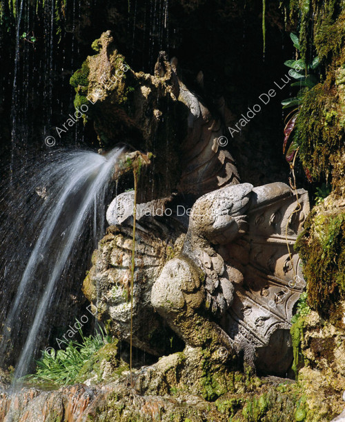 Fontaine en forme d'aigle ou de rocher