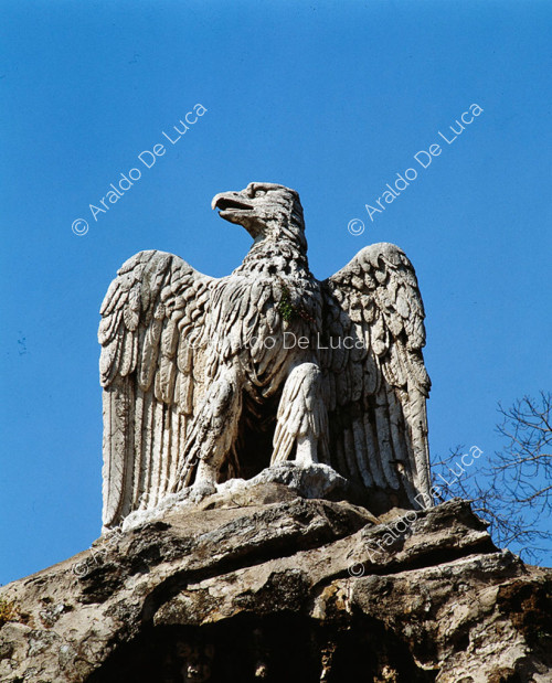 Fontaine en forme d'aigle ou de rocher