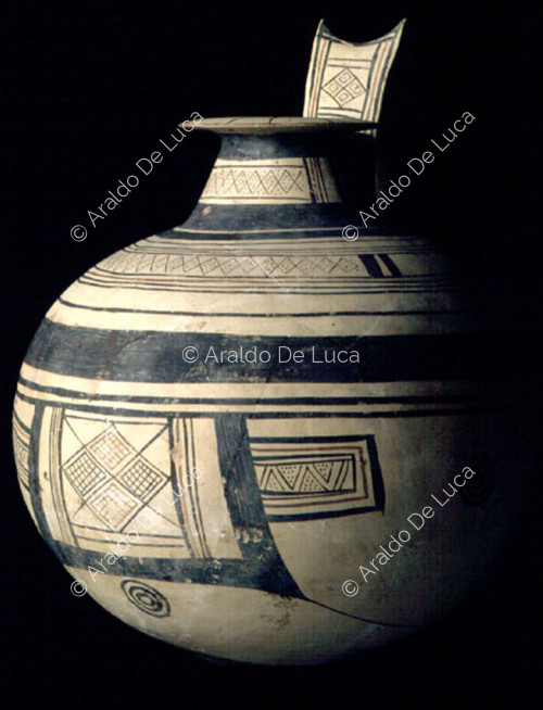 Vase décoré de motifs géométriques
