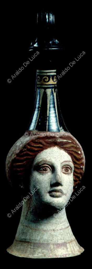 Polychrome Vase in Form eines Frauenkopfes