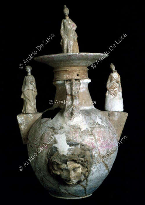 Vase mit Maske und Figürchen