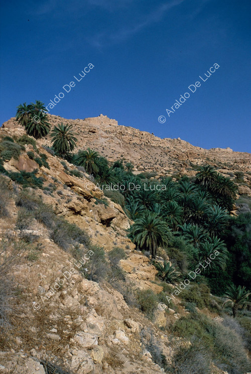 Panorama di Nalut con granaio in cima alla collina