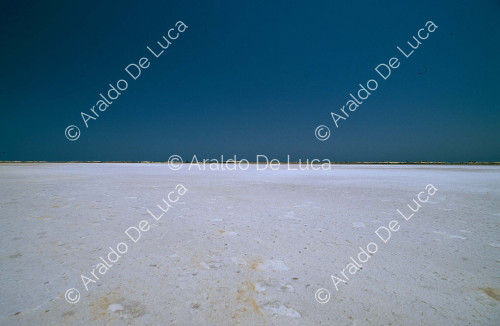 Lago salato lungo la strada tra Sultan e Sirte
