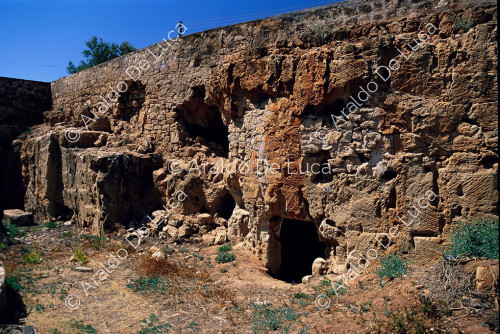 Tombe nella necropoli greco romama