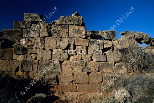 Interno delle mura della città , scritte dei soldati