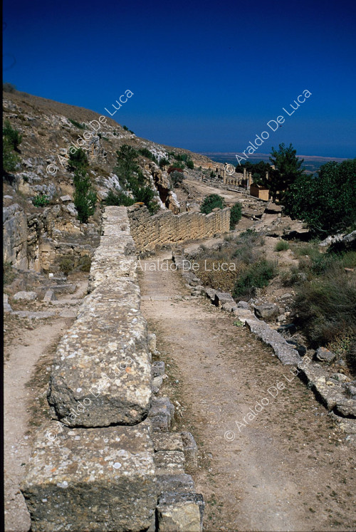 Route connecting the Agora quarter to the Apollonion quarter