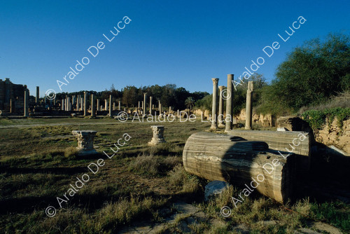 Pórtico lateral con columnas corintias