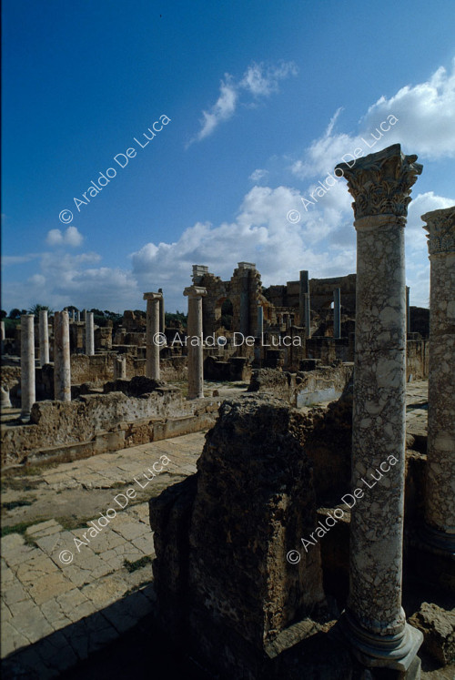 Pórtico con columnas corintias