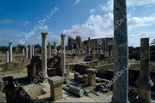 Pórtico con columnas corintias