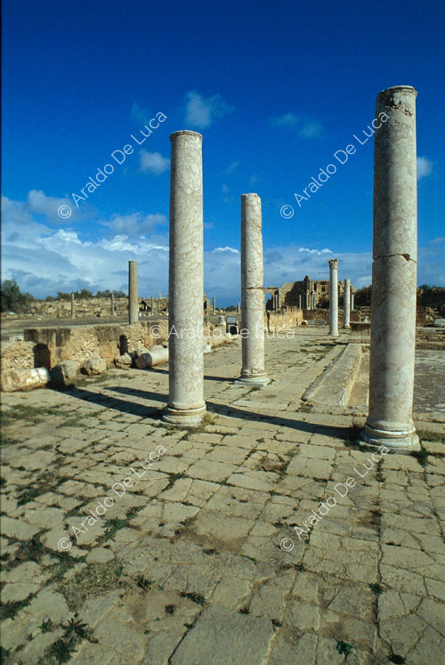 Portikus mit korinthischen Säulen