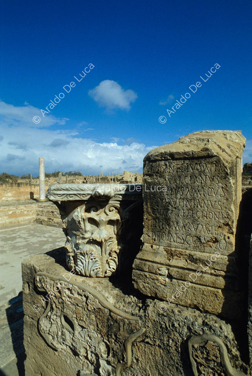 Capitel y cipo de estilo corintio con inscripción