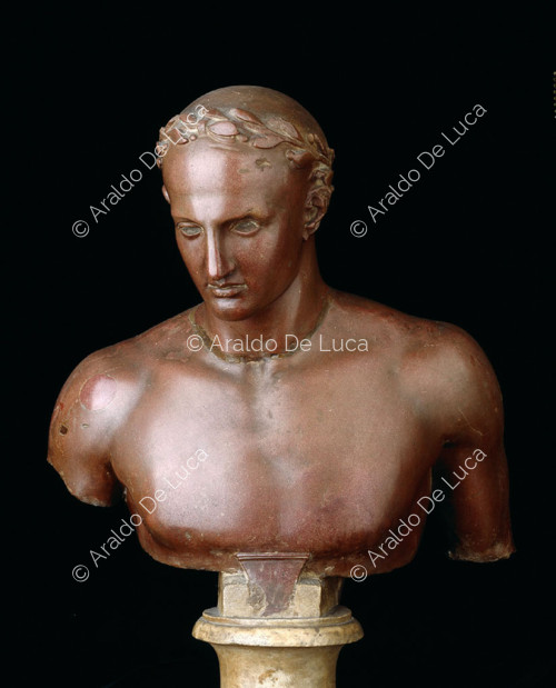 Busto di figura maschile con corona d'alloro