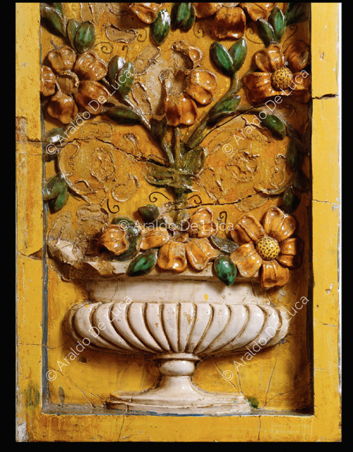 Parasta decorated with a vase of flowers. Detail