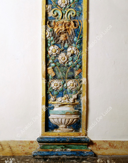 Verzierte Pilaster mit Blumenvase