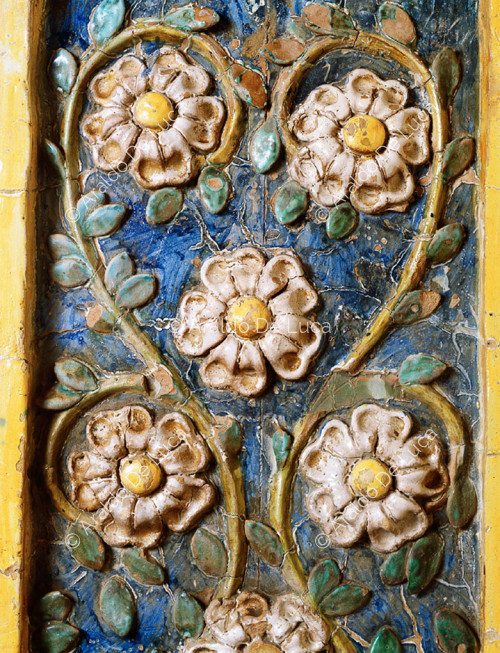 Pilastres décorés d'un vase à fleurs. Détail de l'ouvrage