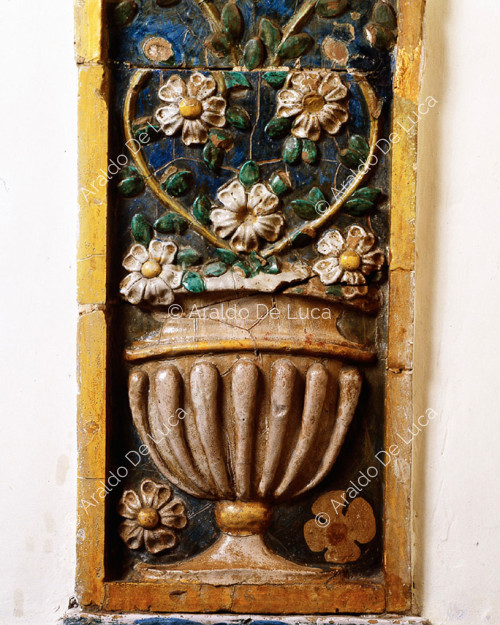 Pilastres décorés d'un vase à fleurs. Détail de l'ouvrage