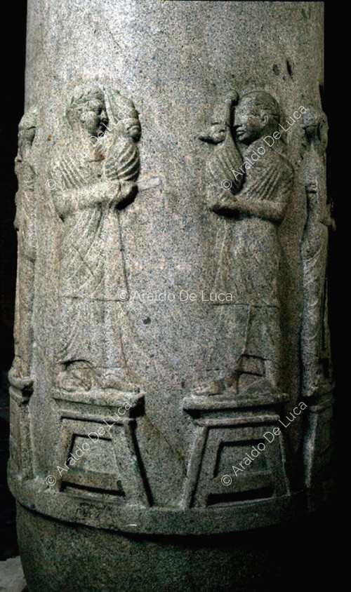 Historisierte Säule mit ägyptischen Reliefs