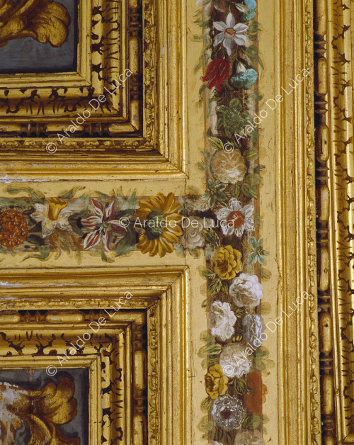 Kassettengewölbe mit Wappen von Papst Innozenz X. Pamphilj. Detail mit floraler Umrandung.