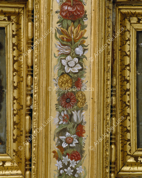 Vault with gilded coffers and coat of arms of Pope Innocent X Pamphilj. Detail with floral border.