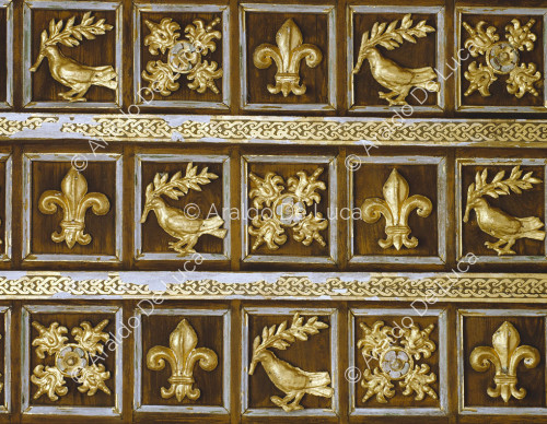 Cómodas doradas con elementos del escudo de Pamphilj. Detalle